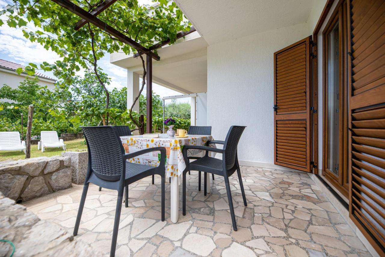 Apartments Vjeko Крк Екстер'єр фото